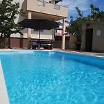 Family Friendly With A Swimming Pool - 14933 דירה