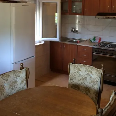 Family Friendly With A Swimming Pool - 14933